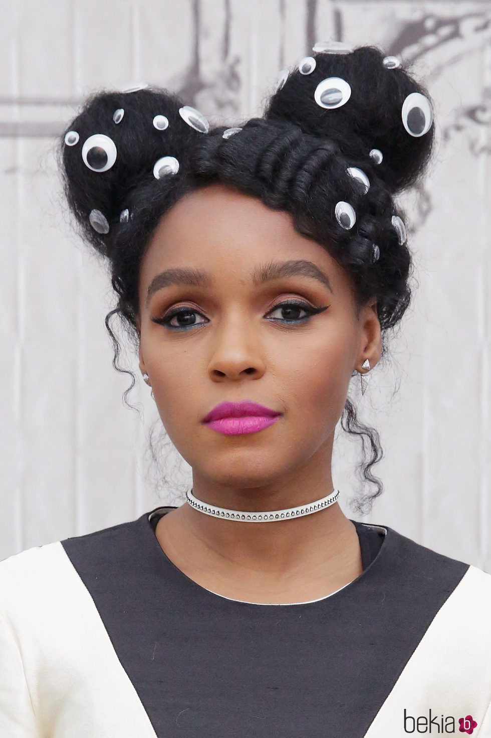 Janelle Monae arriesga con un peinado decorado con ojos de plástico