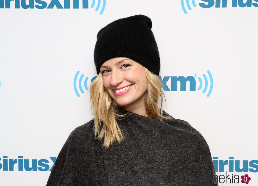 Beth Behrs con un gorro de lana en los estudios SiriusXM