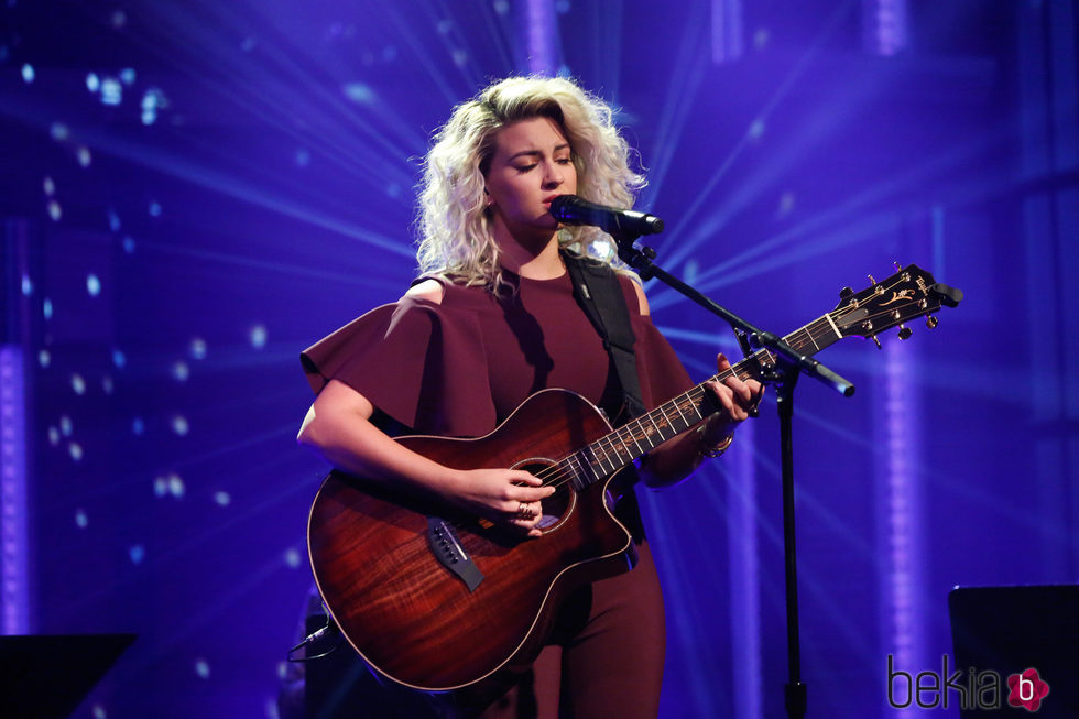 Tori Kelly cantando con la melena encrespada