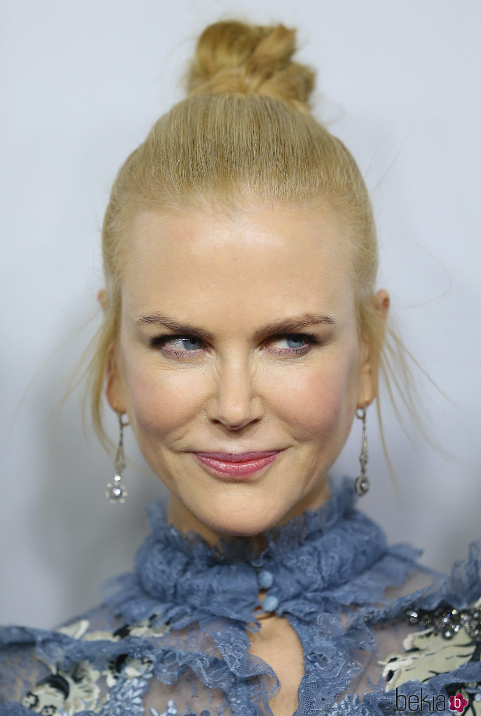 Nicole Kidman con un moño alto y patillas