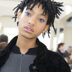 Willow Smith con un delineado azul eléctrico