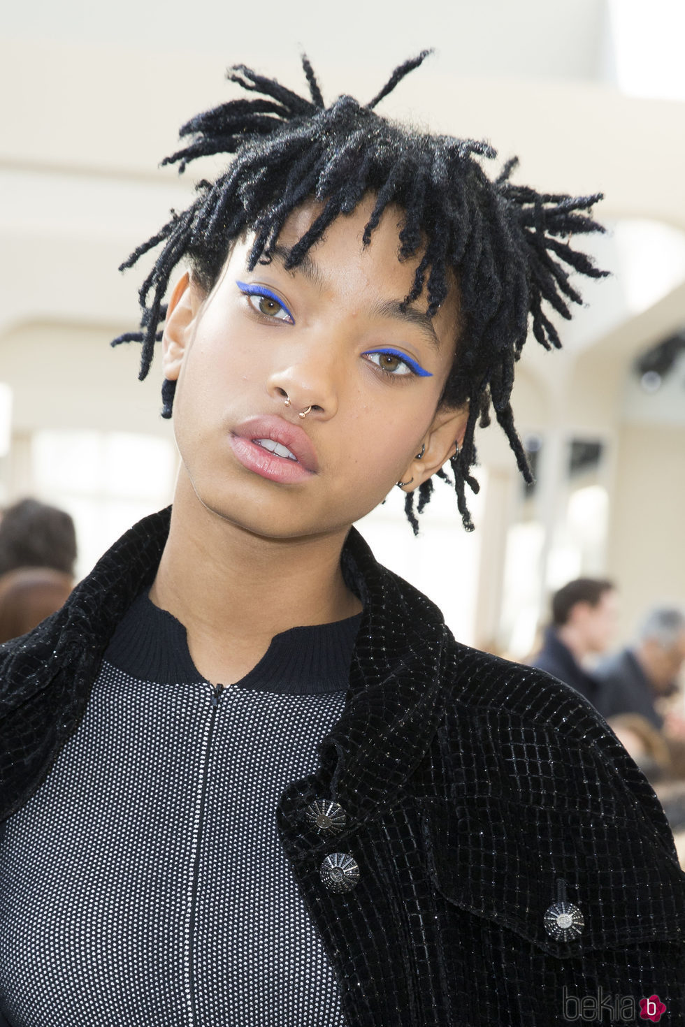 Willow Smith con un delineado azul eléctrico