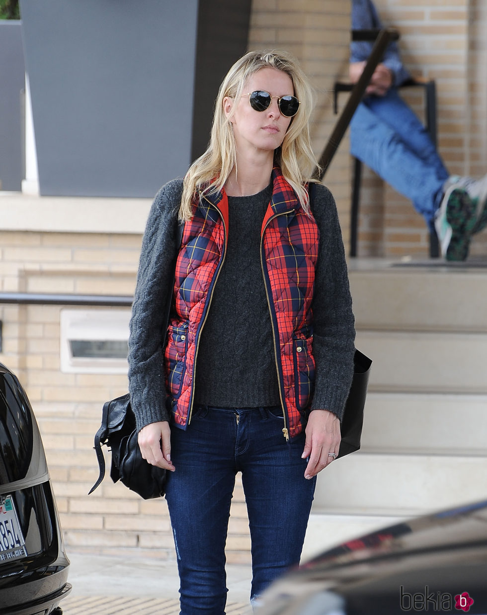 Nicky Hilton con un look aviador