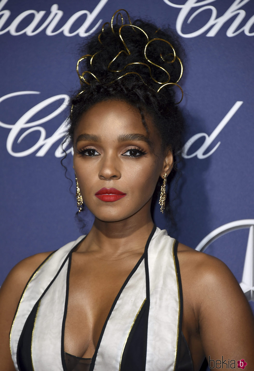 Janelle Monae decora su moño con un alambre dorado