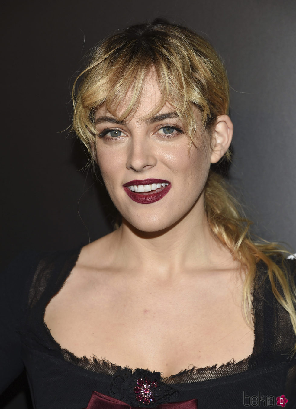 Riley Keough con el flequillo rizado