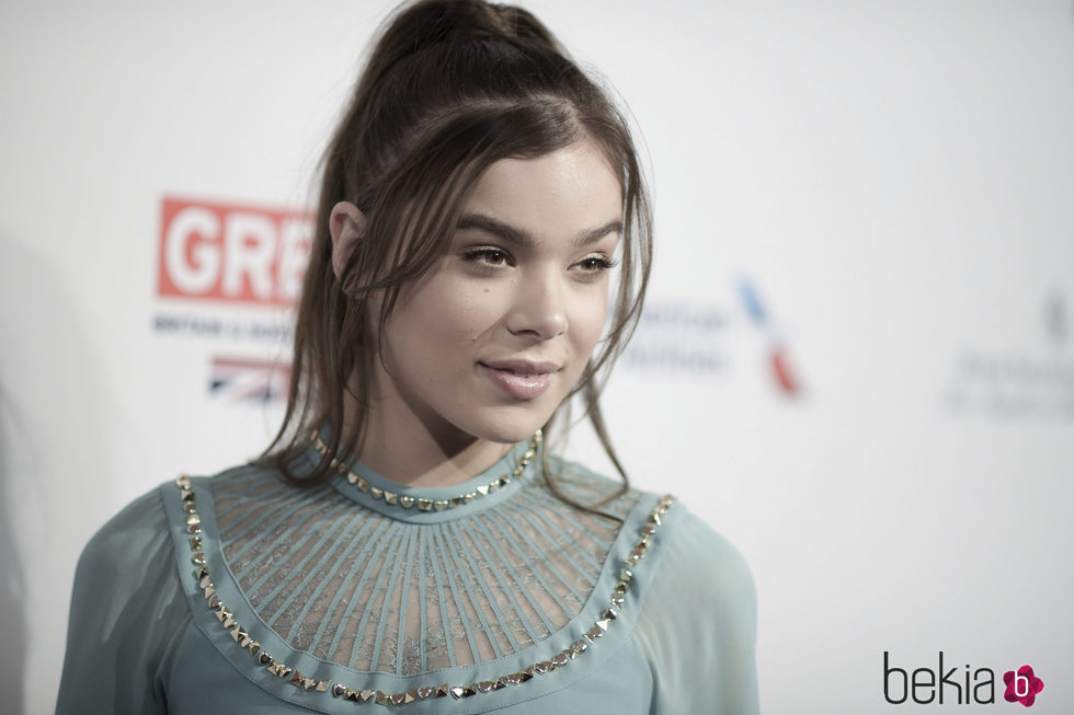 Hailee Steinfeld suelta mechones de su recogido