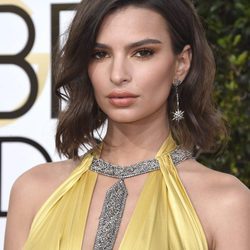 Emily Ratajkowski luce un maquillaje dorado