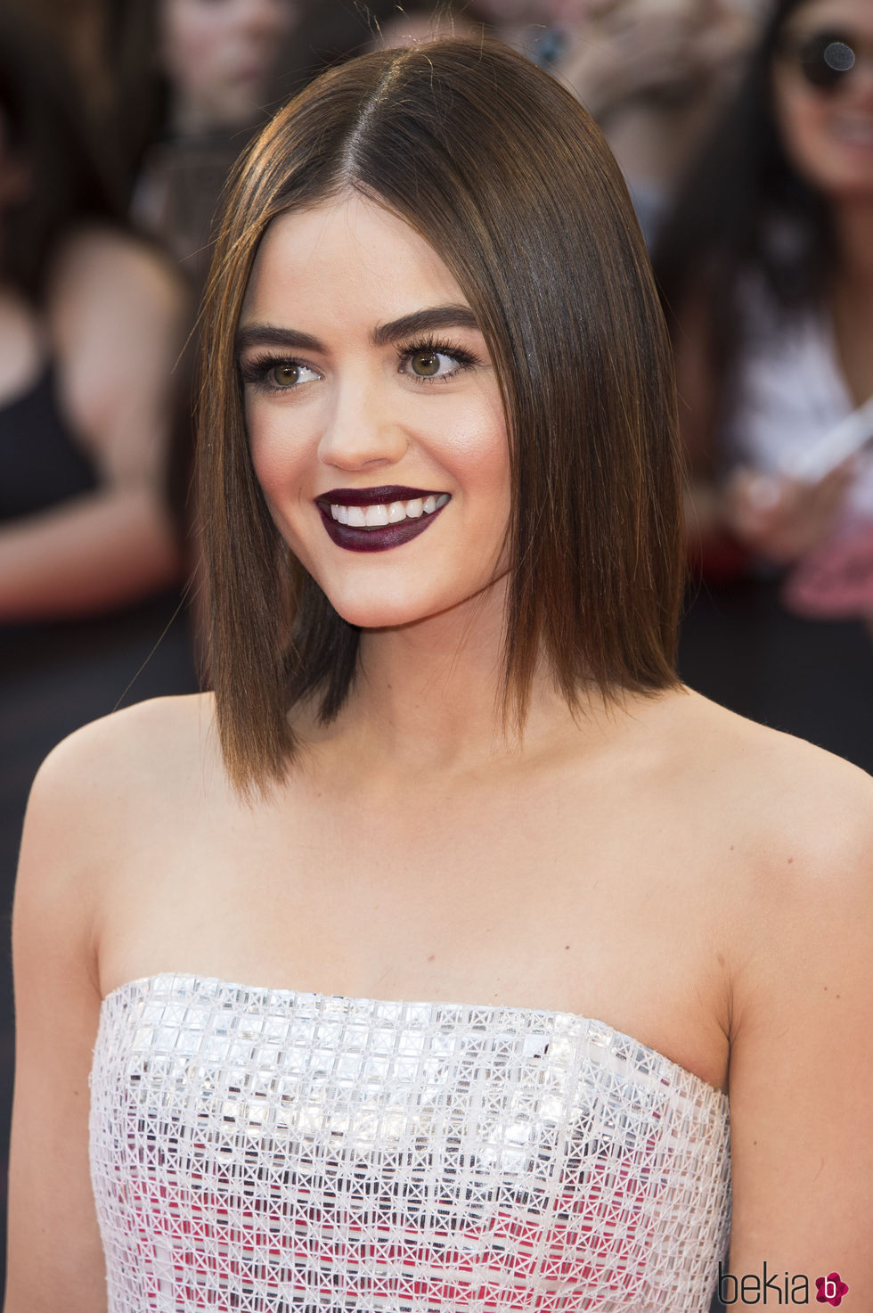 Lucy Hale con el cabello bob y muy liso