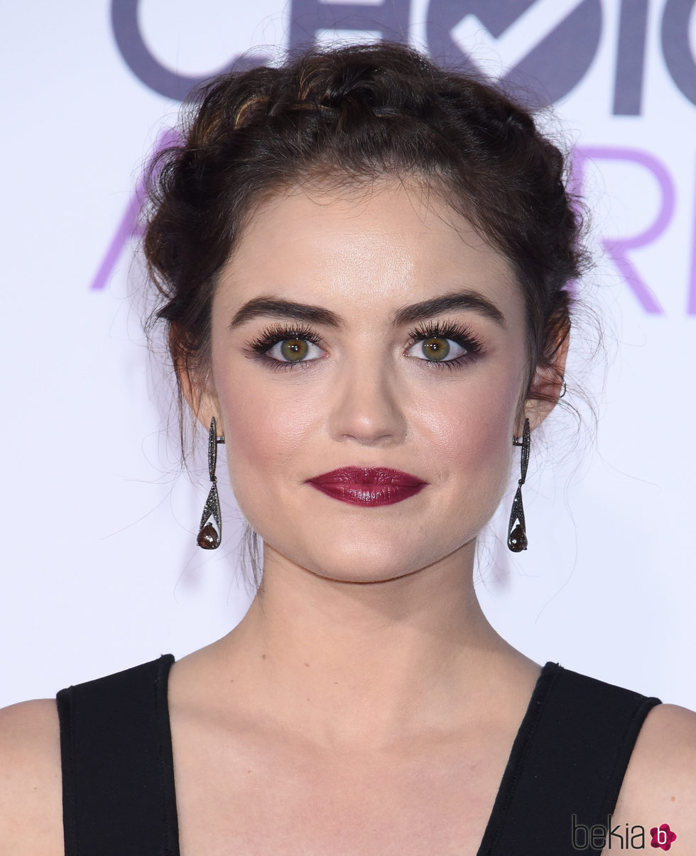 Lucy Hale con una diadema de trenza