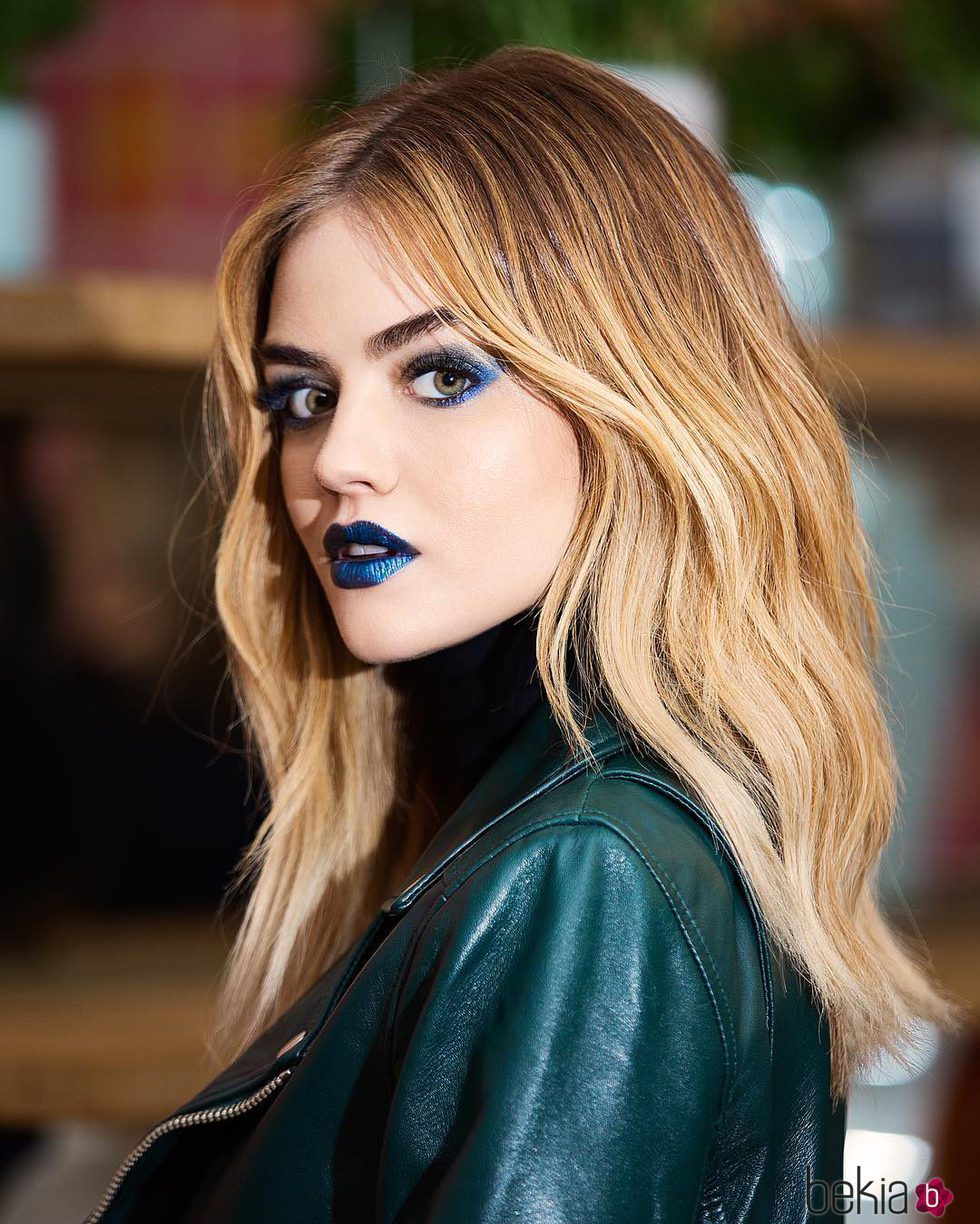 Lucy Hale con un maquillaje eléctrico