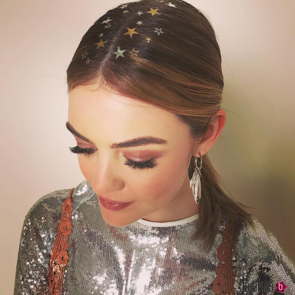 Lucy Hale con tatuajes de estrella en el cabello