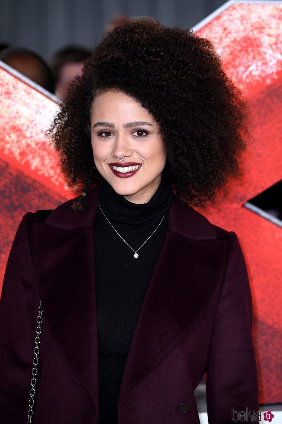 Nathalie Emmanuel con un labial metalizado