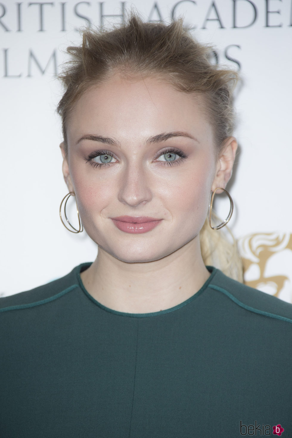 Sophie Turner recoge su cabello en una coleta con bultos