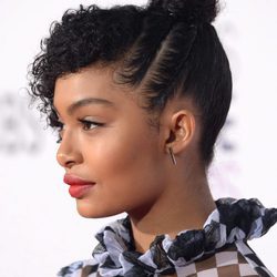 Yara Shahidi con un moño alto con detalles en el lateral