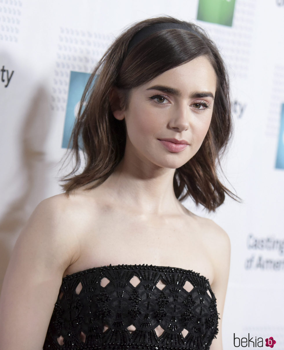 Lily Collins con un peinado años 60