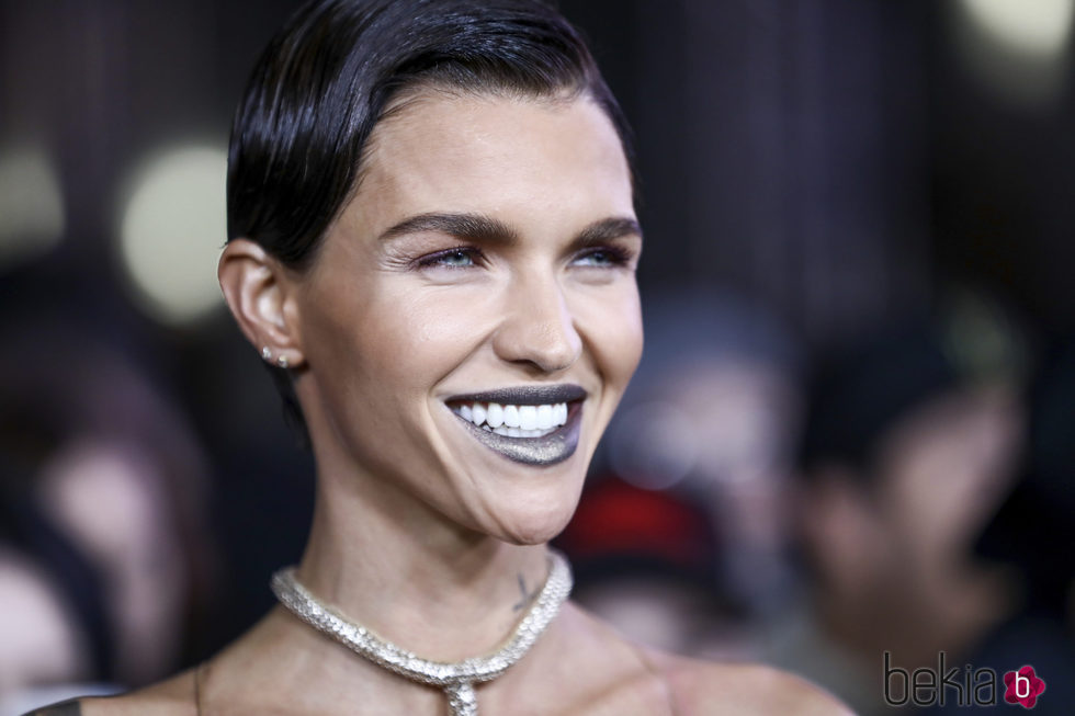 Ruby Rose con un labial metálico