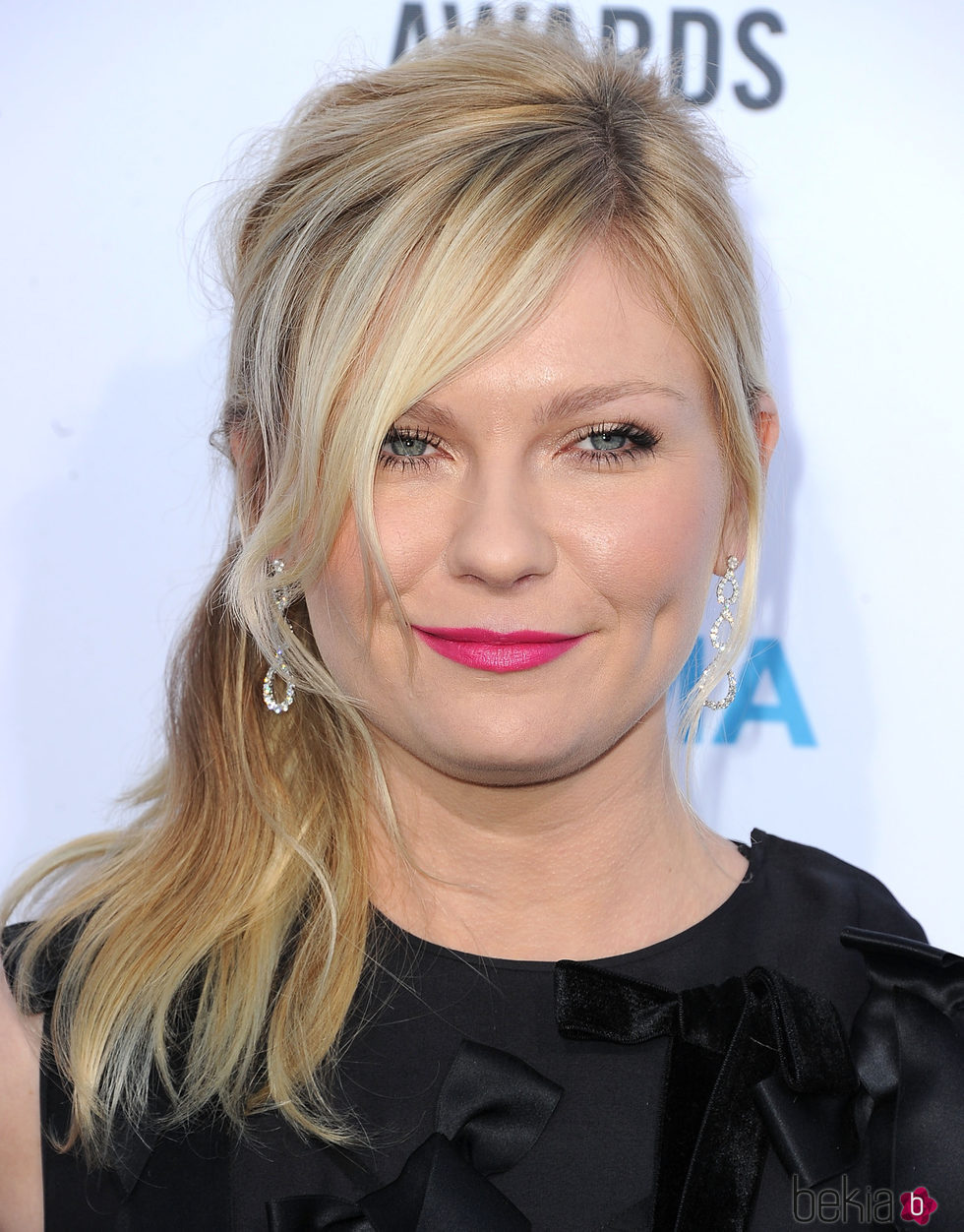 Kirsten Dunst opta por una coleta lateral