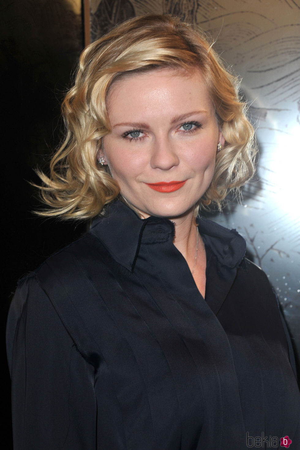 Kirsten Dunst riza su cabello en todas direcciones