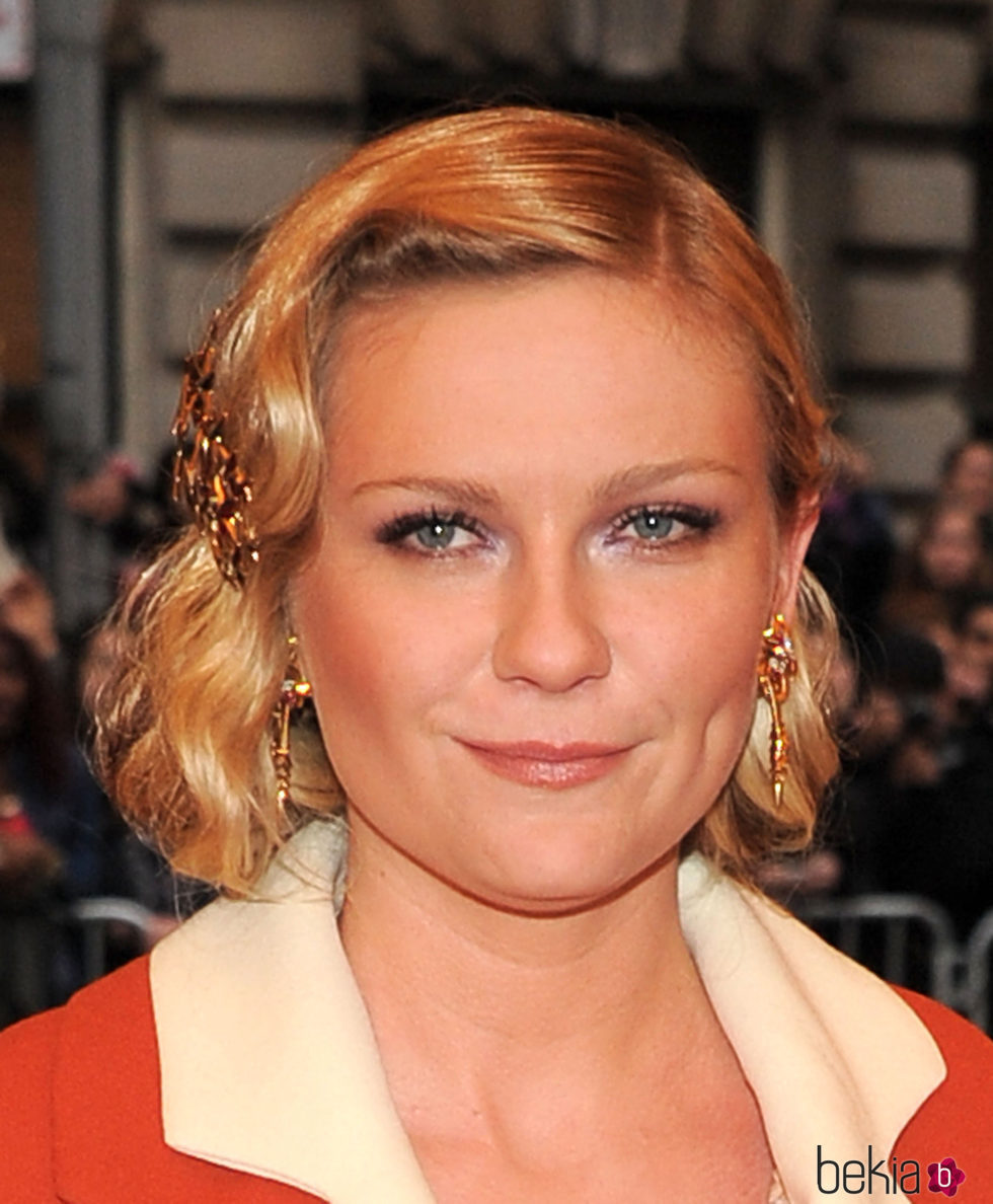 Kirsten Dunst decora su peinado con complementos color cobre