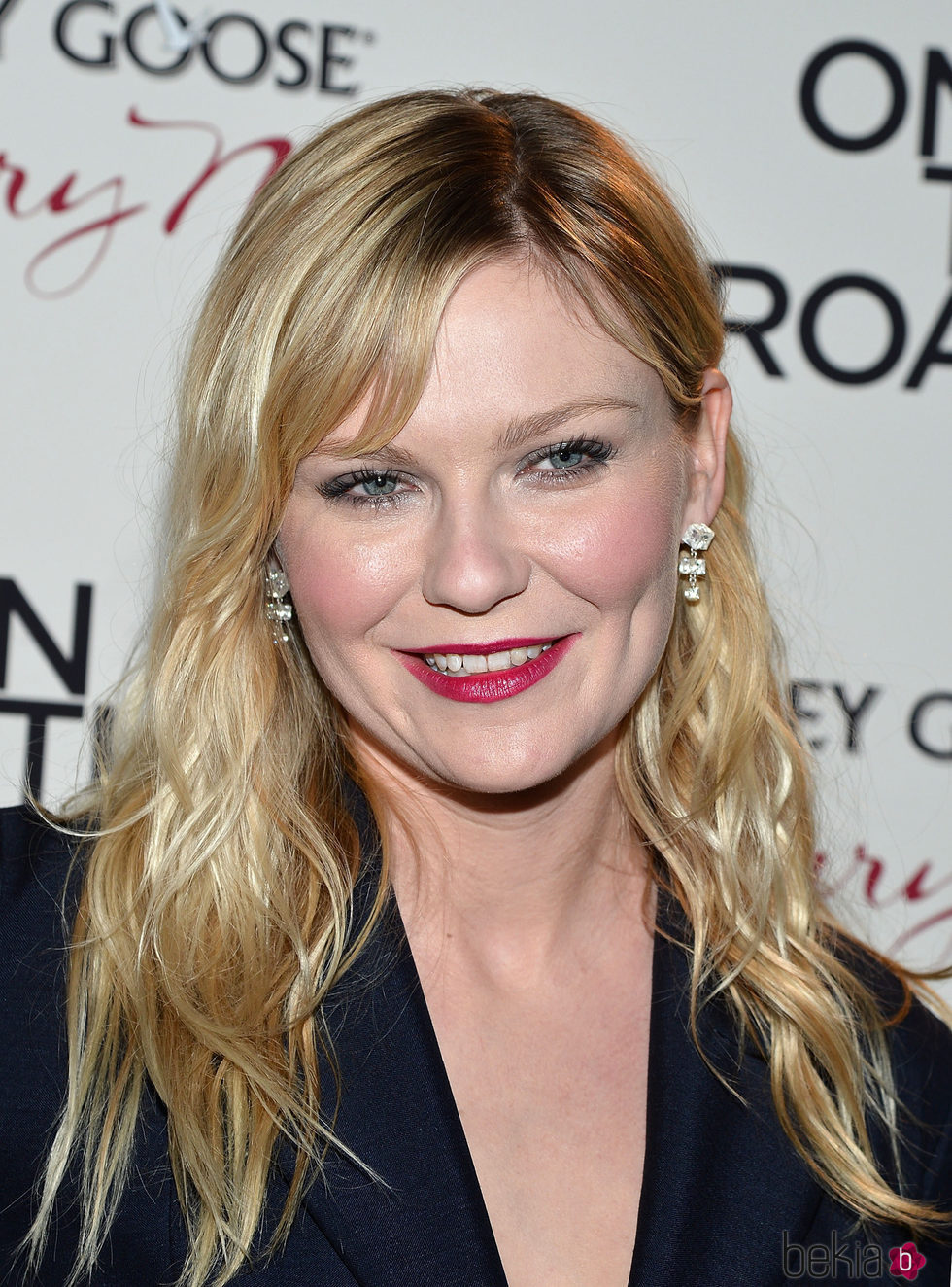 Kirsten Dunst deja su cabello suelto con una textura estropeada