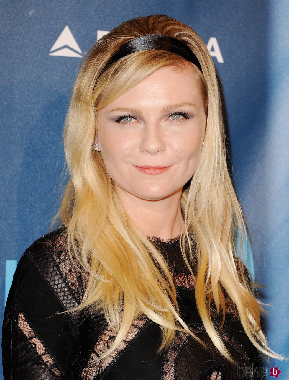 Kirsten Dunst recoge su cabello con un lazo negro