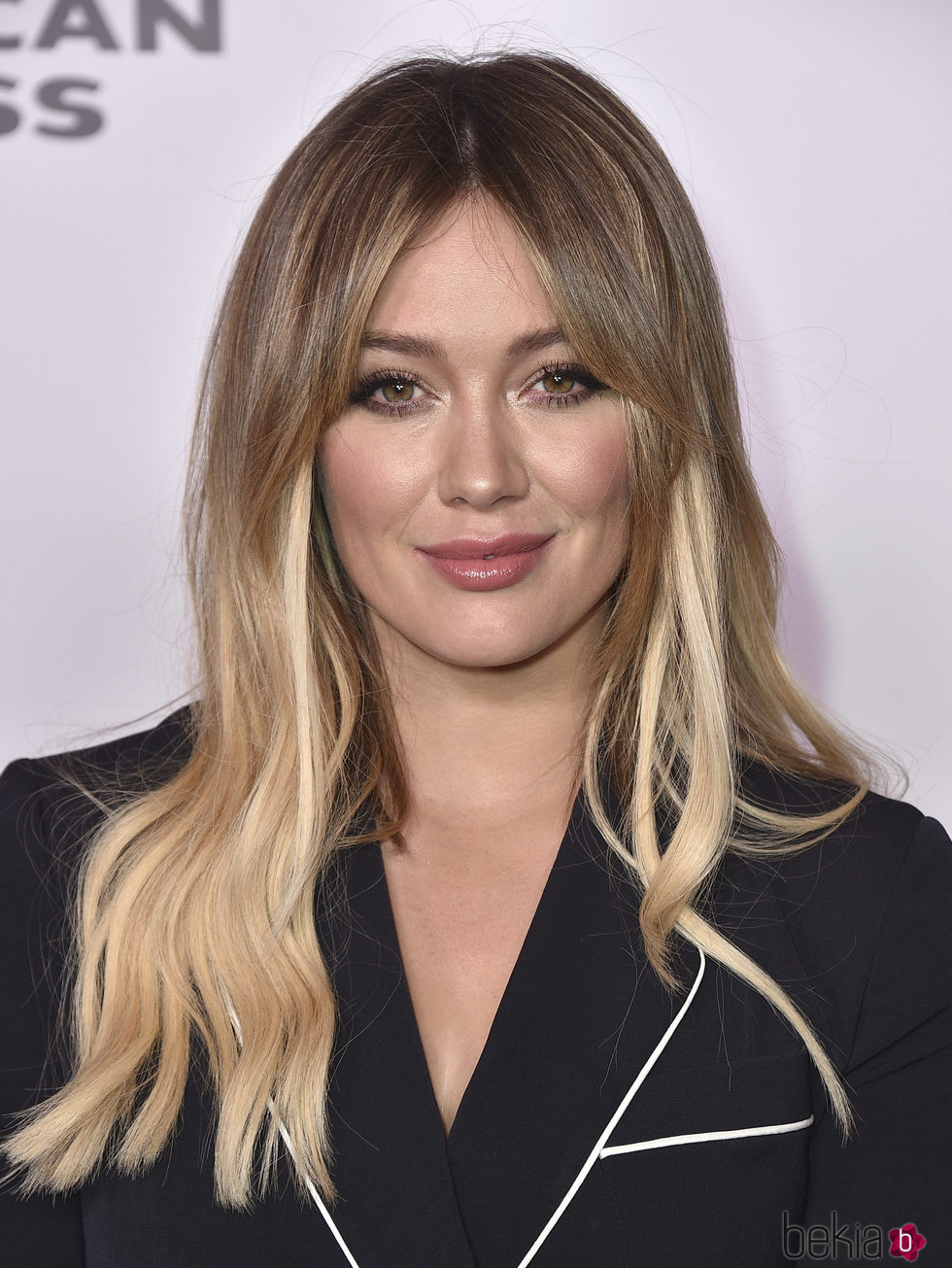 A Hilary Duff se le asoman las extensiones