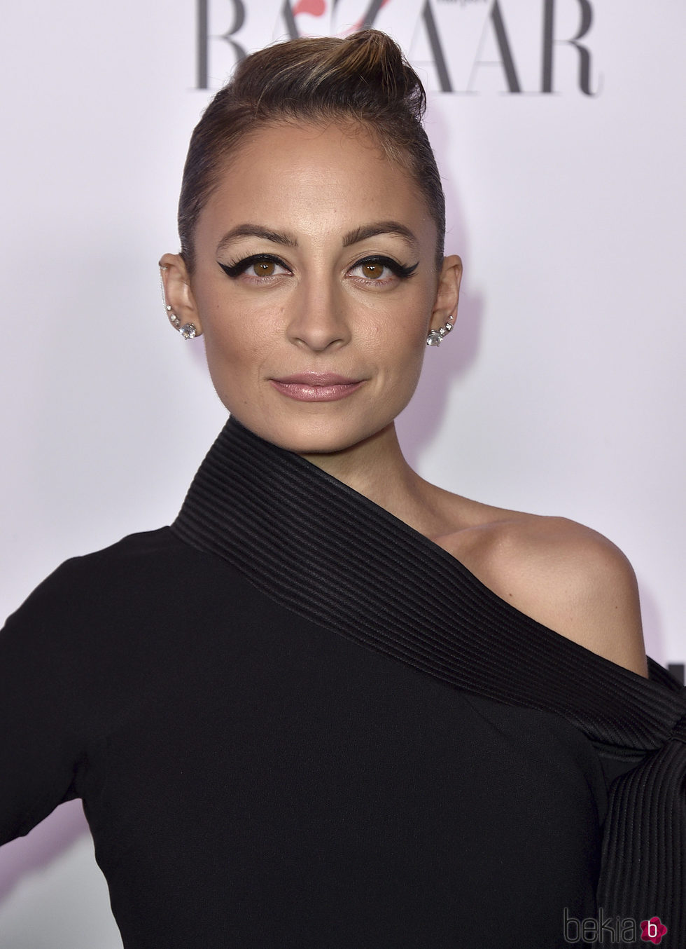 Nicole Richie con un grueso delineado y tupé