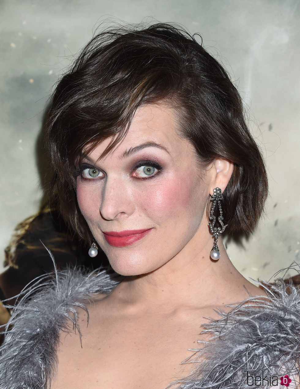 Milla Jovovich con un makeup en tonos rojizos