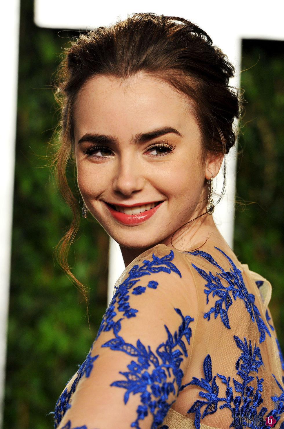 Lily Collins con un recogido texturizado