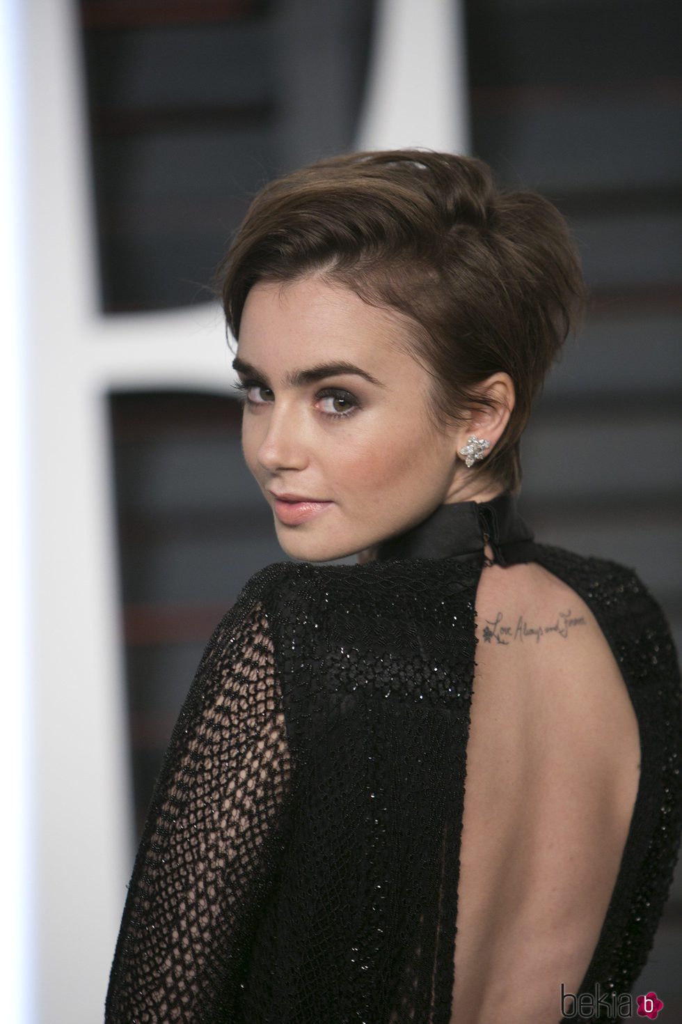 Lily Collins con textura en su corte pixie