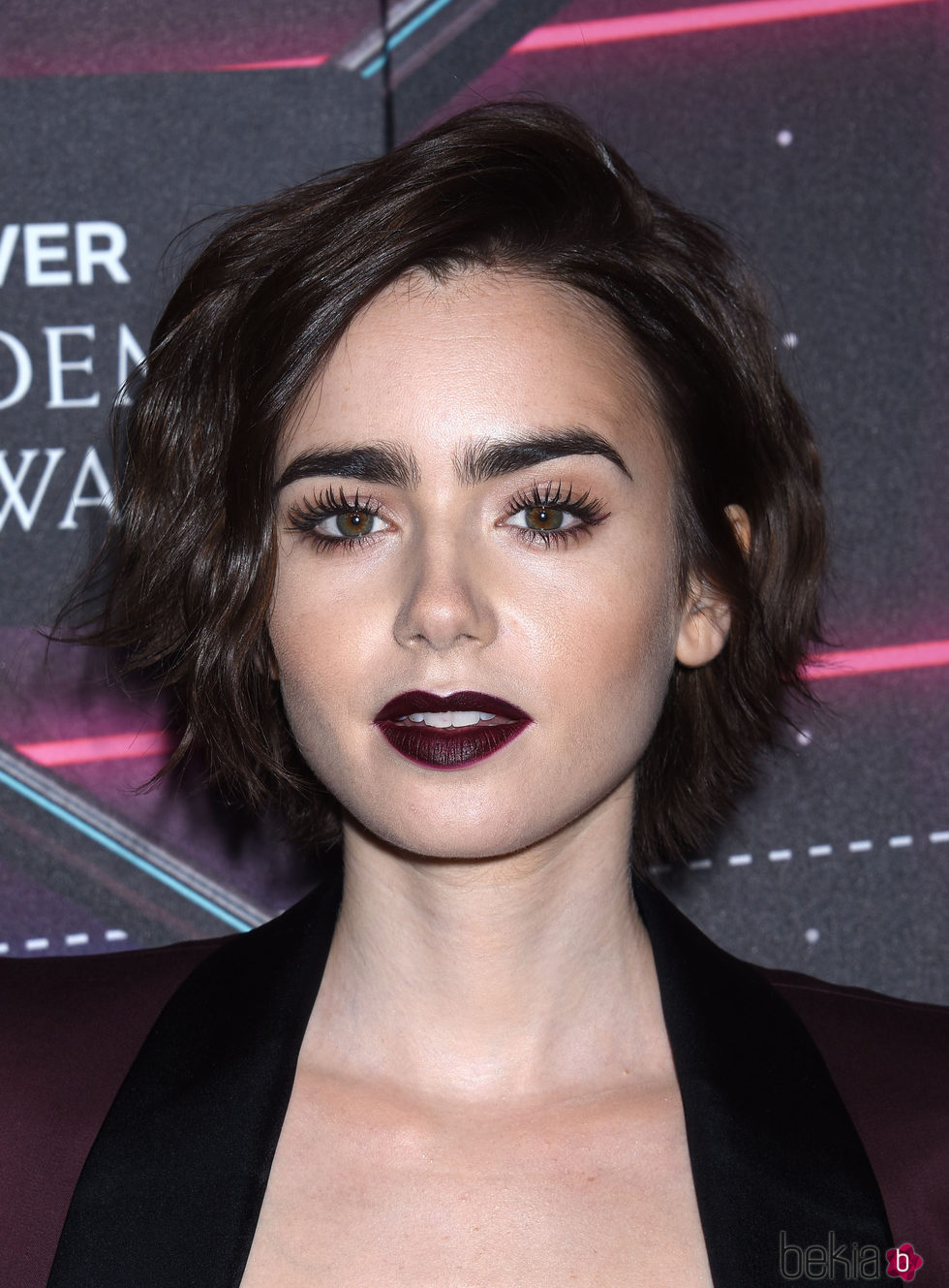 Lily Collins con ondas surferas en su corte bob