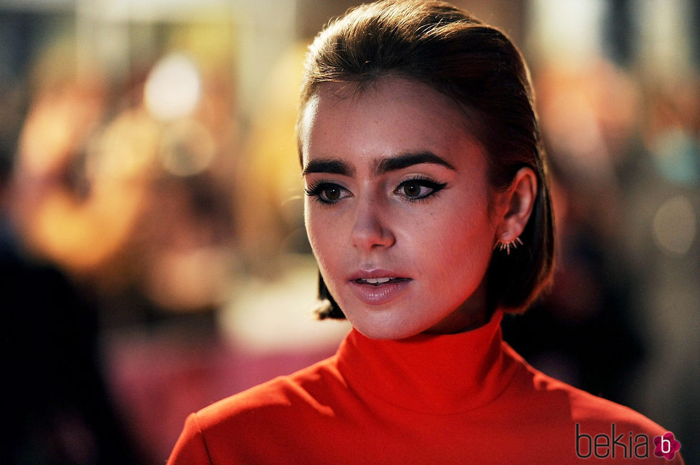 Lily Collins peina hacia atrás su melena bob