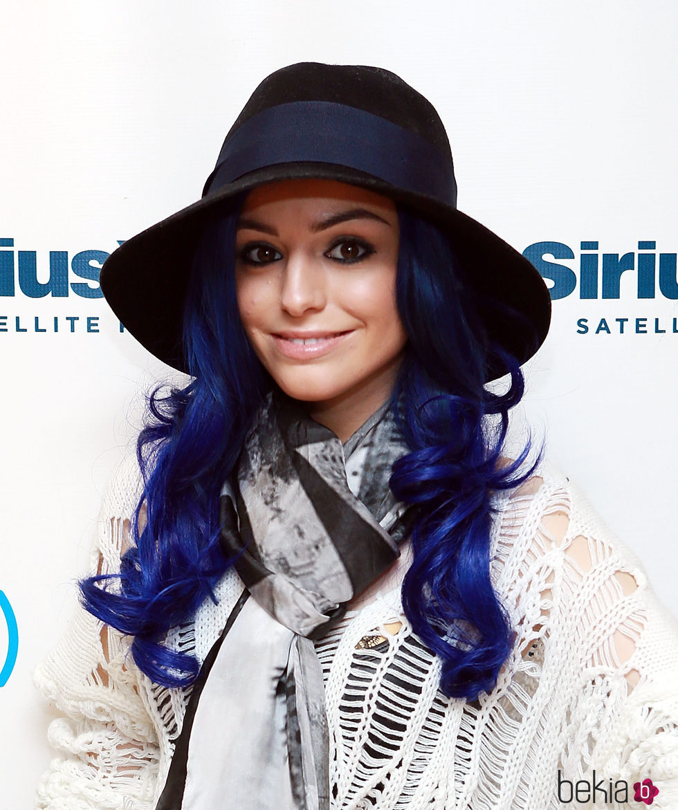 Cher Lloyd con un sombrero y el cabello azul