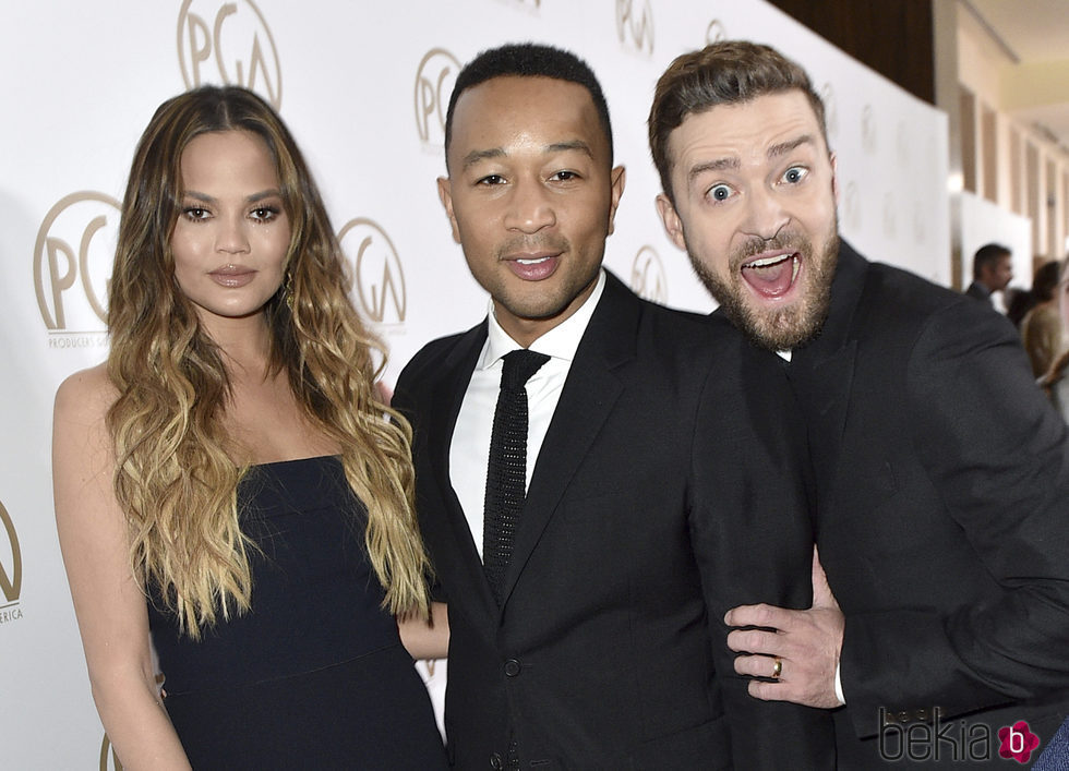 Chrissy Teigen peina su cabello en ondas tiesas