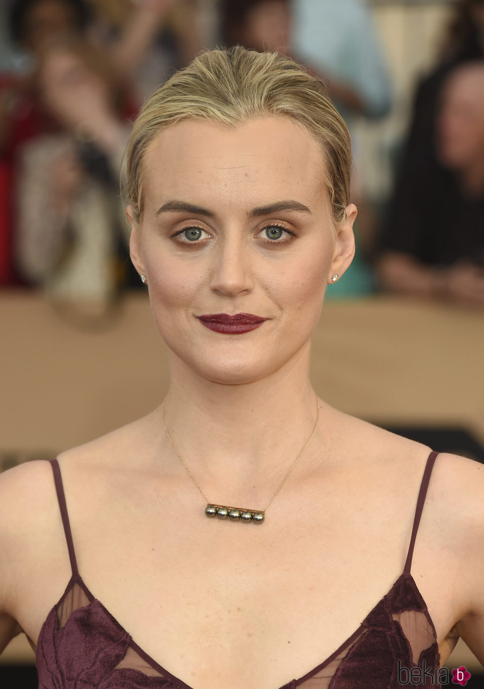 Taylor Schilling luce un maquillaje que intensifica la cara de sueño