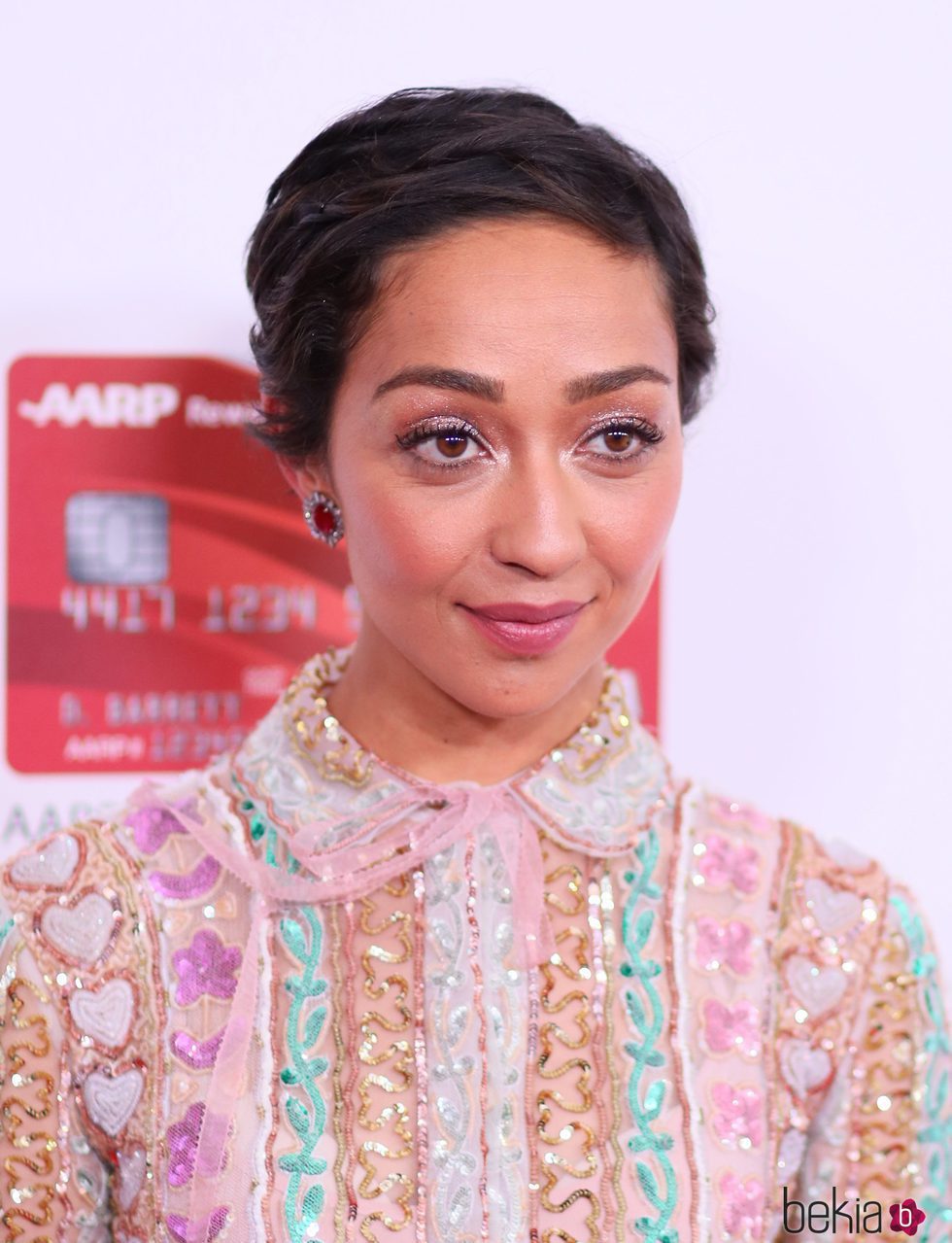 Ruth Negga con un look de ojos iridiscente