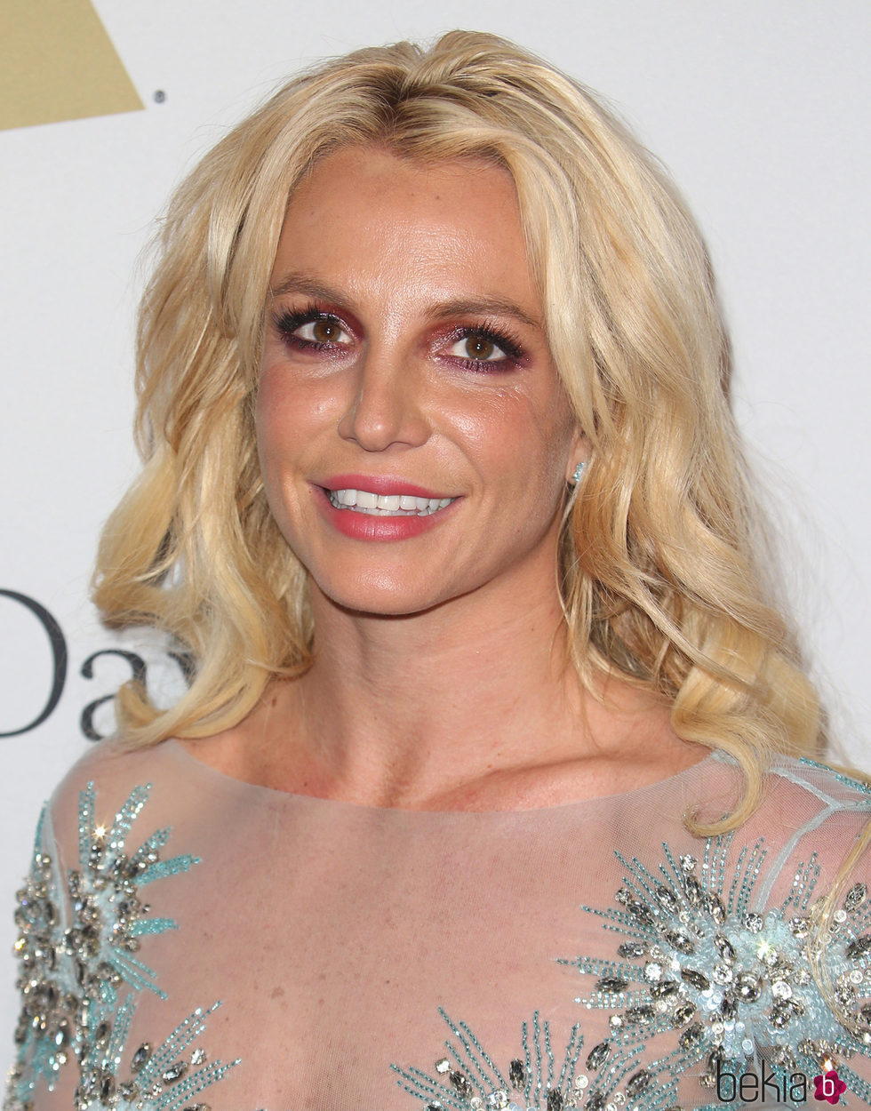 Britney Spears maquilla sus ojos de rosa