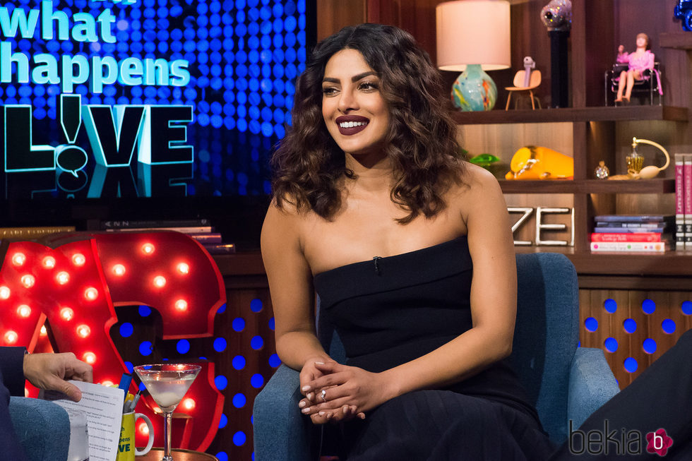 Priyanka Chopra con una melena midi rizada