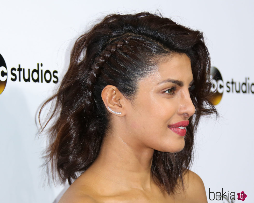 Priyanka Chopra recoge su melena midi rizada en una trenza de raíz lateral