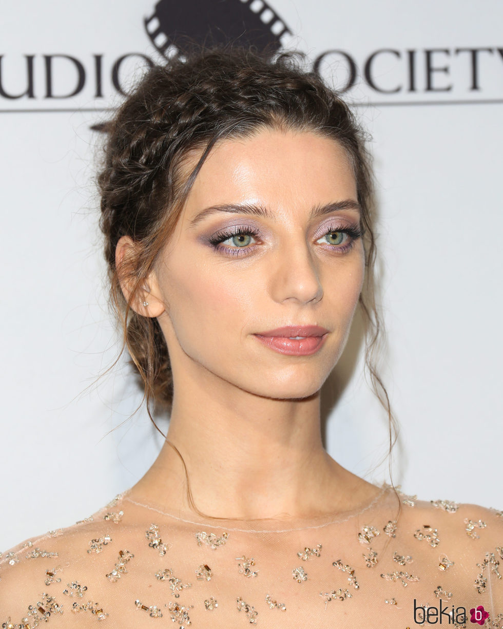 Angela Sarafyan con un recogido de trenzas