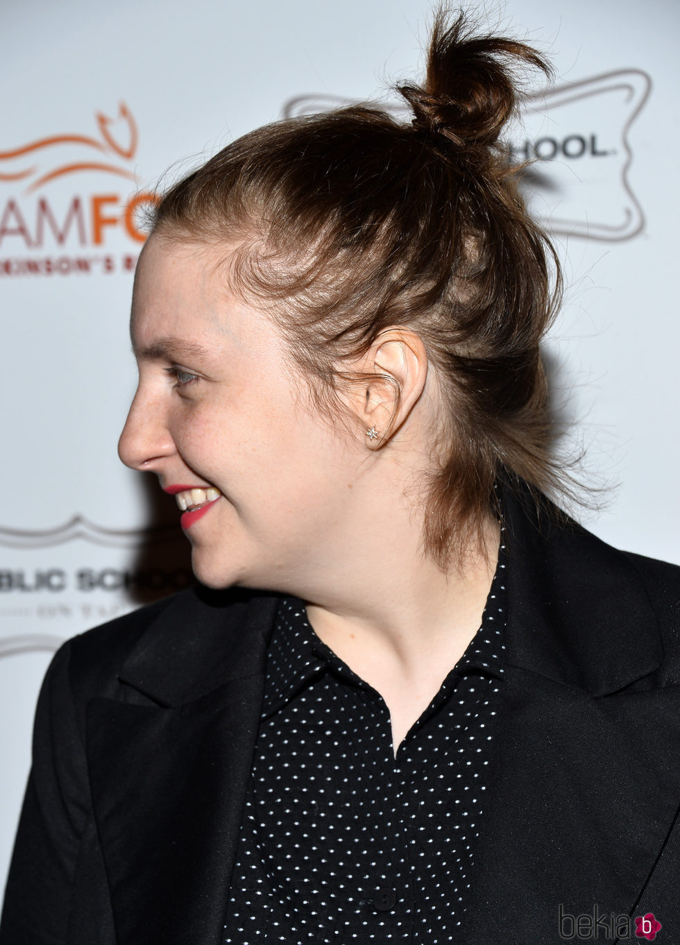 Lena Dunham con un moño alto despeinado