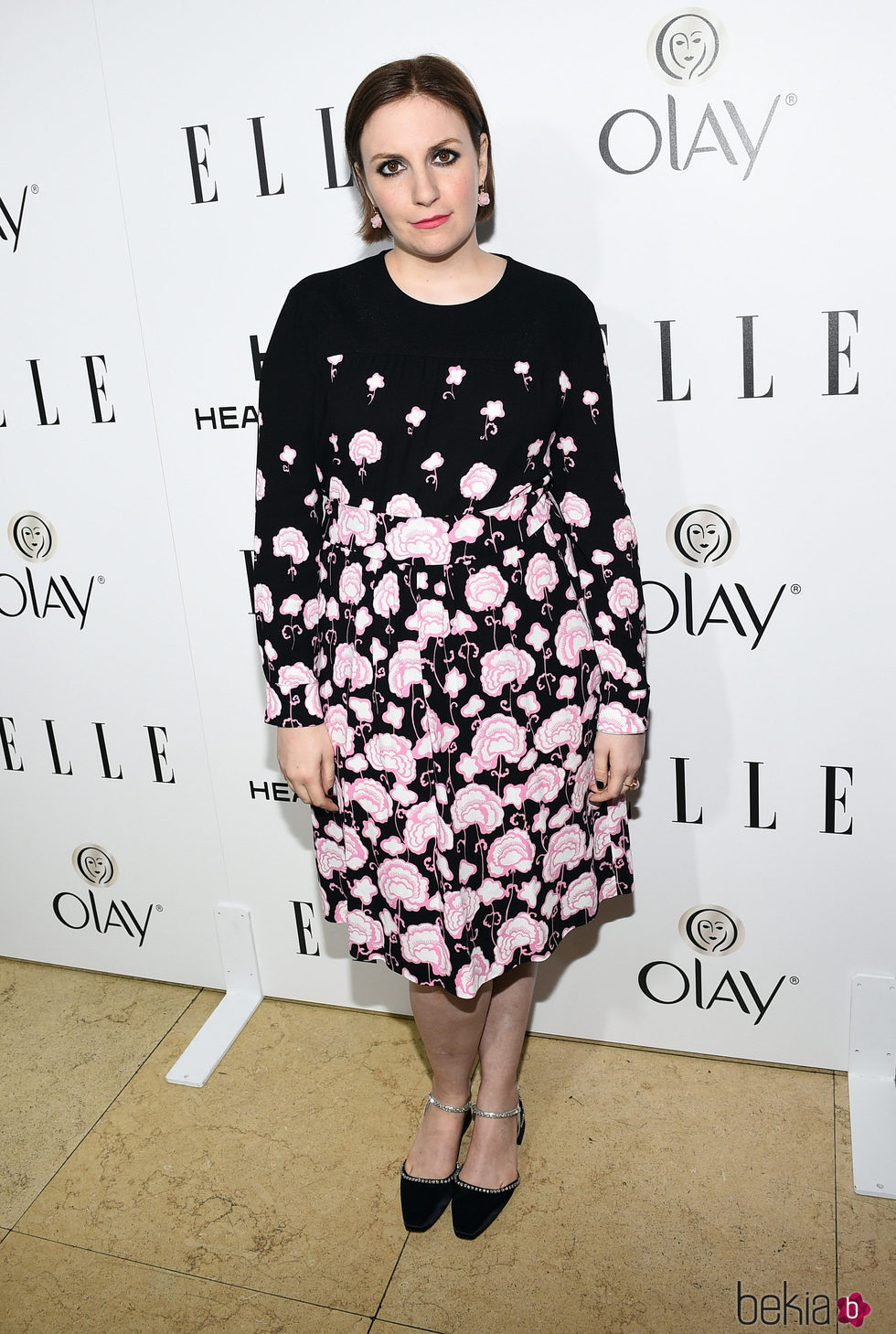 Lena Dunham recoge su cabello detrás de las orejas