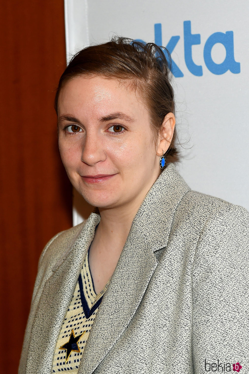 Lena Dunham parte su melena pixie en una profunda raya lateral