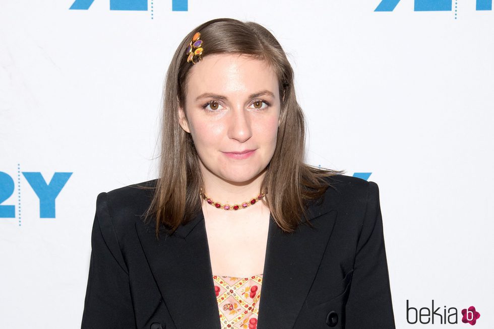 Lena Dunham decora su cabello con horquillas de colores