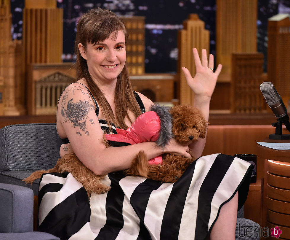 Lena Dunham con una coleta alta y flequillo ladeado