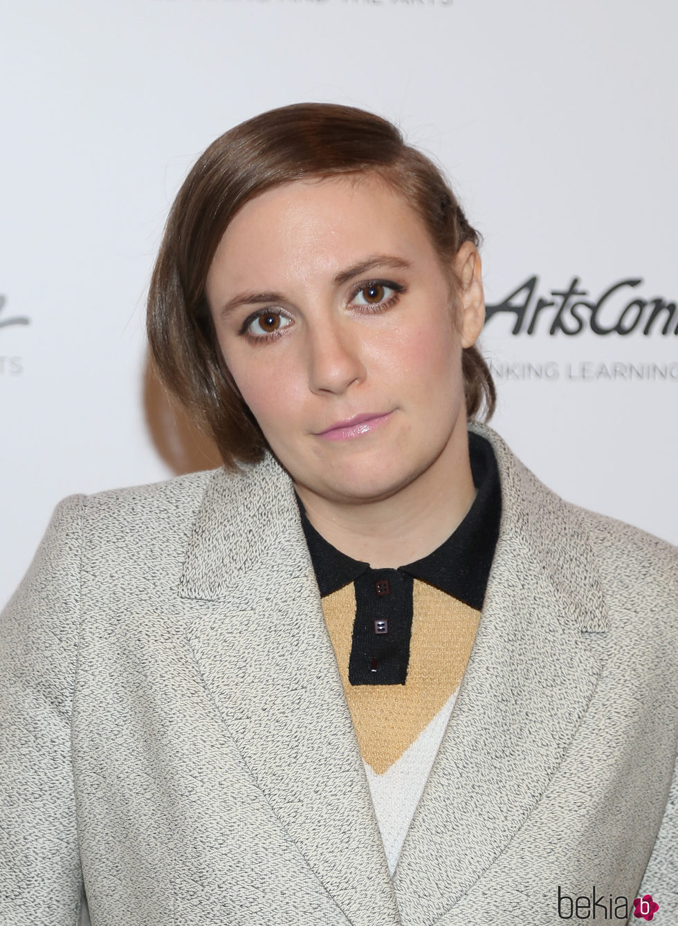 Lena Dunham peina todo su cabello hacia un lado