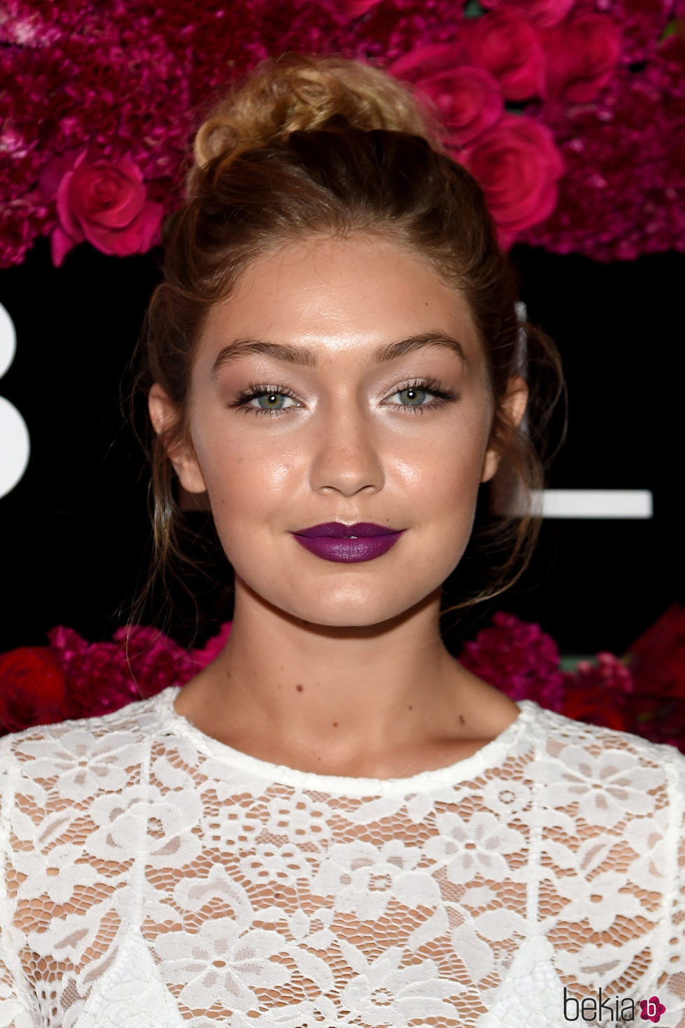 Gigi Hadid recoge su cabello en un moño alto texturizado