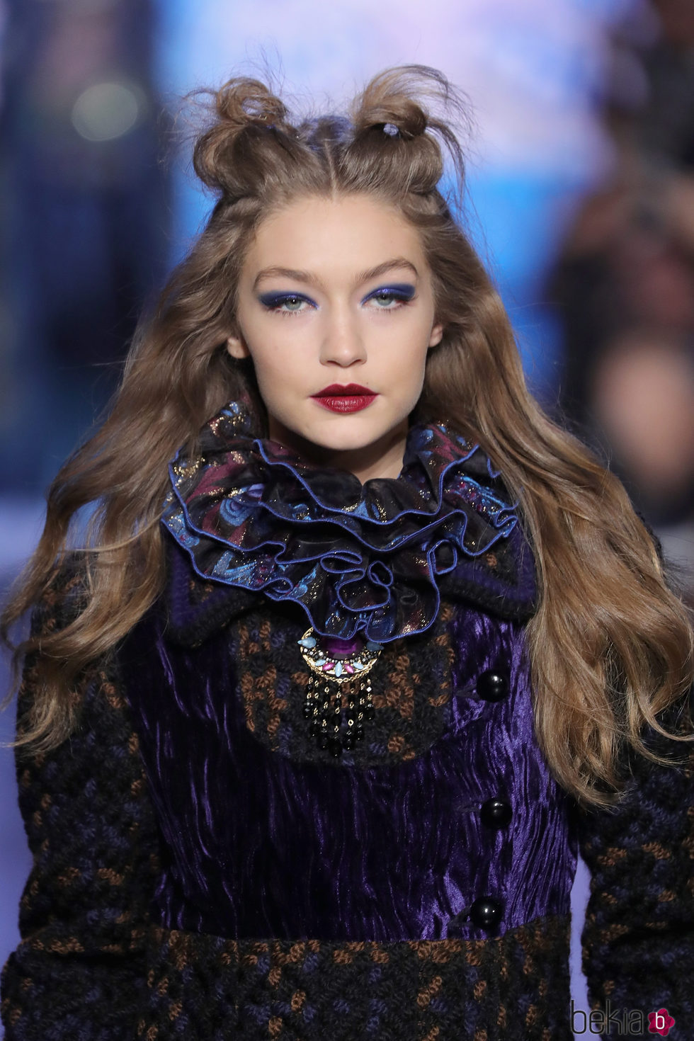 Gigi Hadid con dos moños altos durante el desfile de Anna Sui