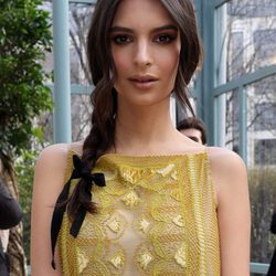 Emily Ratajkowski decora su trenza con un lazo negro