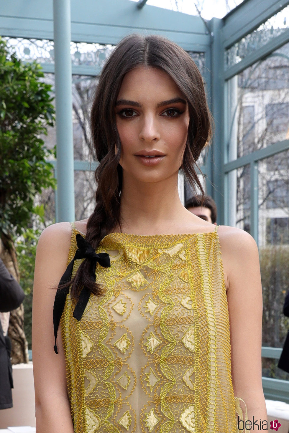 Emily Ratajkowski decora su trenza con un lazo negro